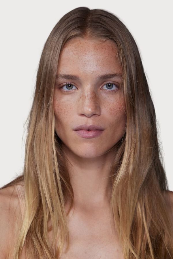 AI model casting — uzun sarı saç, doğal makyaj